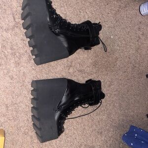 Only worn once. Loves these shoes just don’t have room for them anymore:(